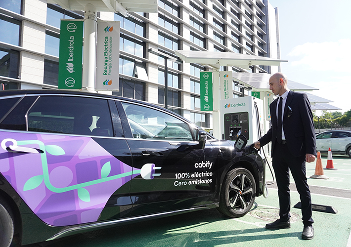 foto noticia Cabify e Iberdrola firman un acuerdo estratégico para fomentar la movilidad cero emisiones en España.